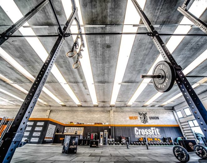 Panoramica del box con attrezzi e bilancieri nel box di West Union CrossFit a Brescia